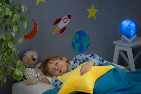 Kinderträume: Warum Kinder so intensiv träumen & die Rolle des Bettes